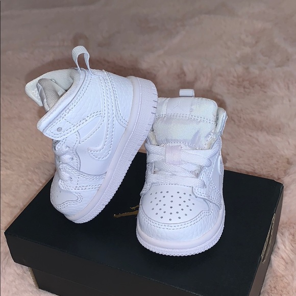 Gender neutral baby shoes by NikeXJordan - Picture 4 of 5